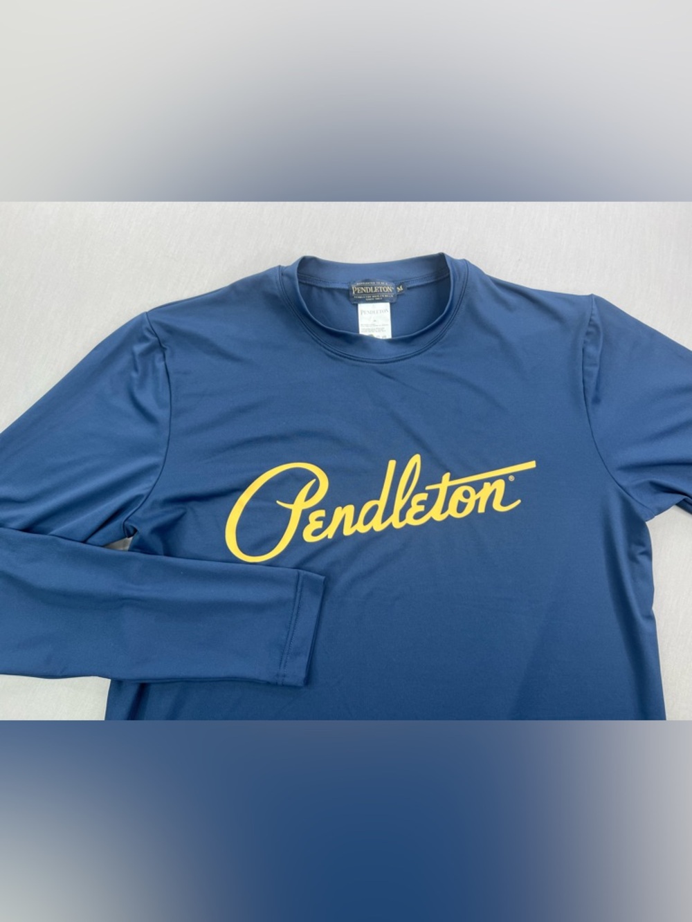 PENDLETON MENS LONG SLEEVE SCRIPT CREW NECK RASH GUARD
